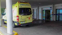 Una ambulancia en la puerta de Urgencias del Hospital Universitario Insular de Gran Canaria. EFE