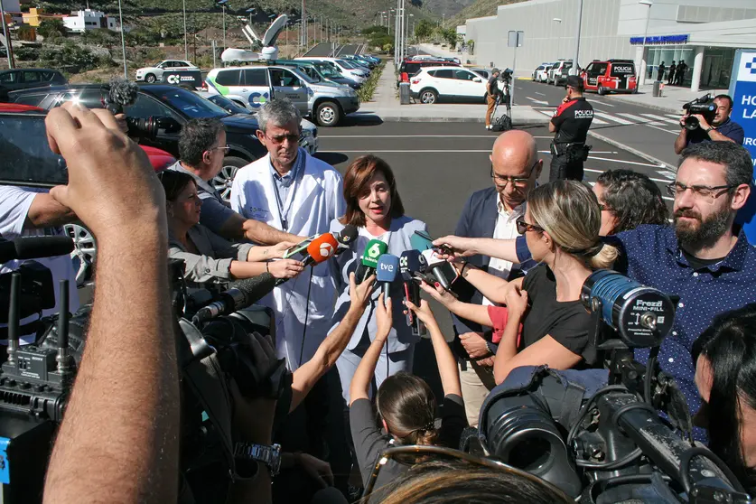 SAN SEBASTI&Aacute;N DE LA GOMERA, 02/02/2020.- La consejera de Sanidad del Gobierno de Canarias, Teresa Cruz, conversa con el Jefe de Servicio de Epidemiolog&iacute;a y Prevenci&oacute;n del Servicio Canario de Salud, Domingo Nu&ntilde;ez (d), y el gerente del Hospital de La Gomera, Manuel Brito, donde permanece ingresa con turista alem&aacute;n que dio positivo en el coronavirus, primer caso en Espa&ntilde;a, junto a otros cuatro turistas alemanes. | Imagen de Acfipress
