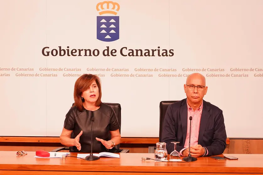 La consejera de Sanidad del Gobierno de Canarias, Teresa Cruz, y el jefe de Epidemiolog&iacute;a del Servicio Canario de Salud, Domingo N&uacute;&ntilde;ez, informaron este lunes de la evoluci&oacute;n favorable del ciudadano alem&aacute;n que dio positivo al coronavirus y que se encuentra ingresado en el Hospital de La Gomera. Imagen Acfipress