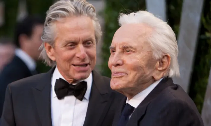 Michael Douglas, junto a su padre, Kirk. AGENCIAS