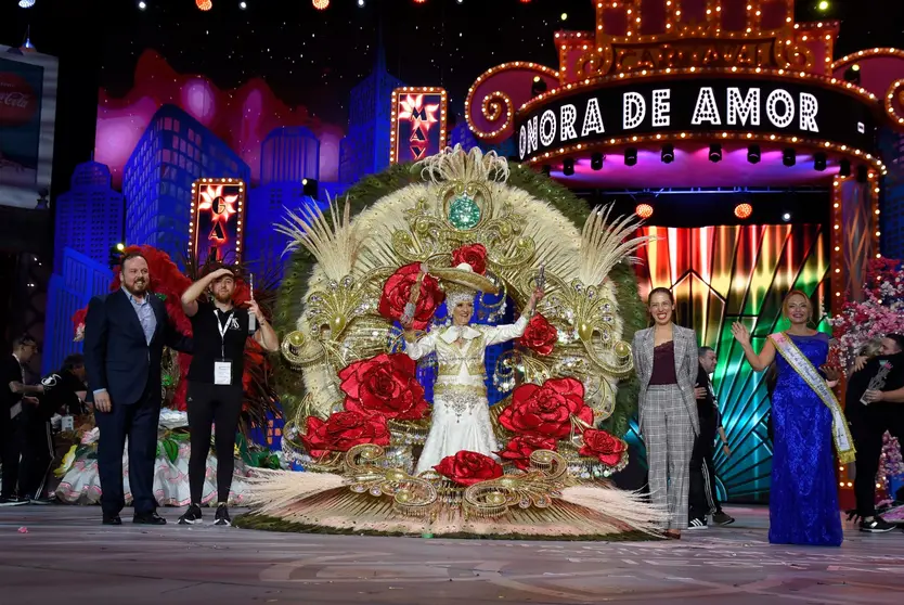 Imagen del momento de la coronaci&oacute;n de la nueva reina de las mayores.