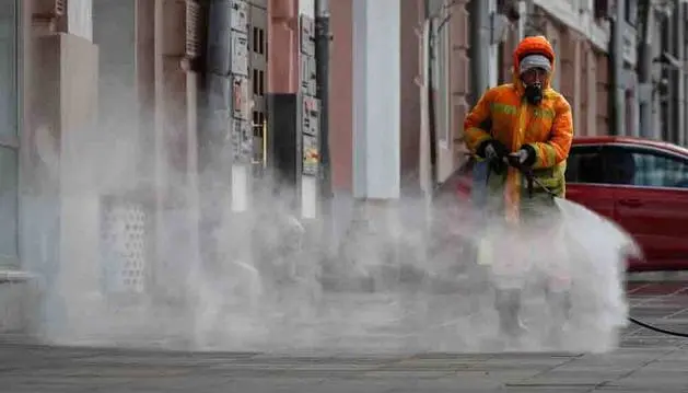Imagen de las tareas de desinfecci&oacute;n en Mosc&uacute;.