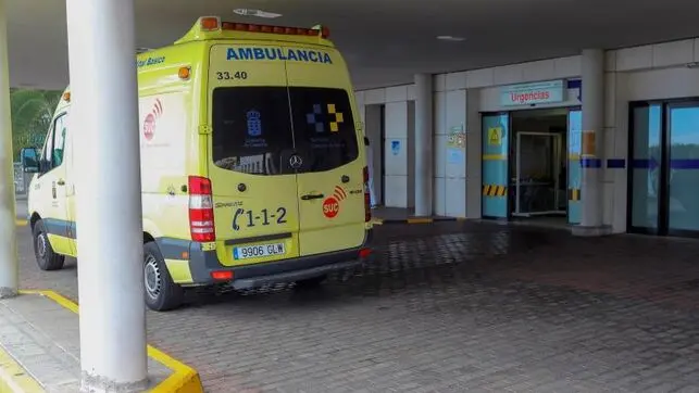 Una ambulancia en la puerta de Urgencias del Hospital Universitario Insular de Gran Canaria. EFE