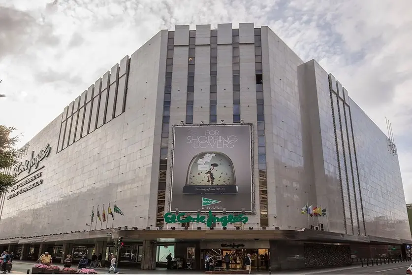 Entrada del centro comercial de El Corte Ingl&eacute;s de Mesa y L&oacute;pez.