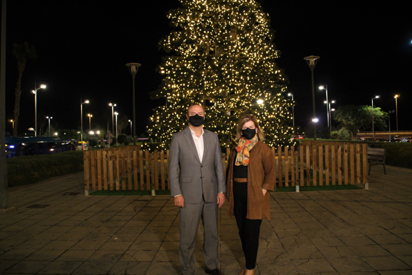 El alcalde de la capital grancanaria, Augusto Hidalgo, y la concejala de Servicios P&uacute;blicos, Inmaculada Medina, supervisan la iluminaci&oacute;n que engalanar&aacute; la ciudad con motivo de las fiestas.