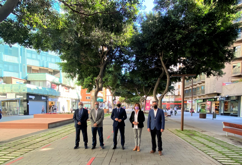 El alcalde realiza junto a varios concejales un recorrido por el nuevo bulevar de Mesa y Lopez
