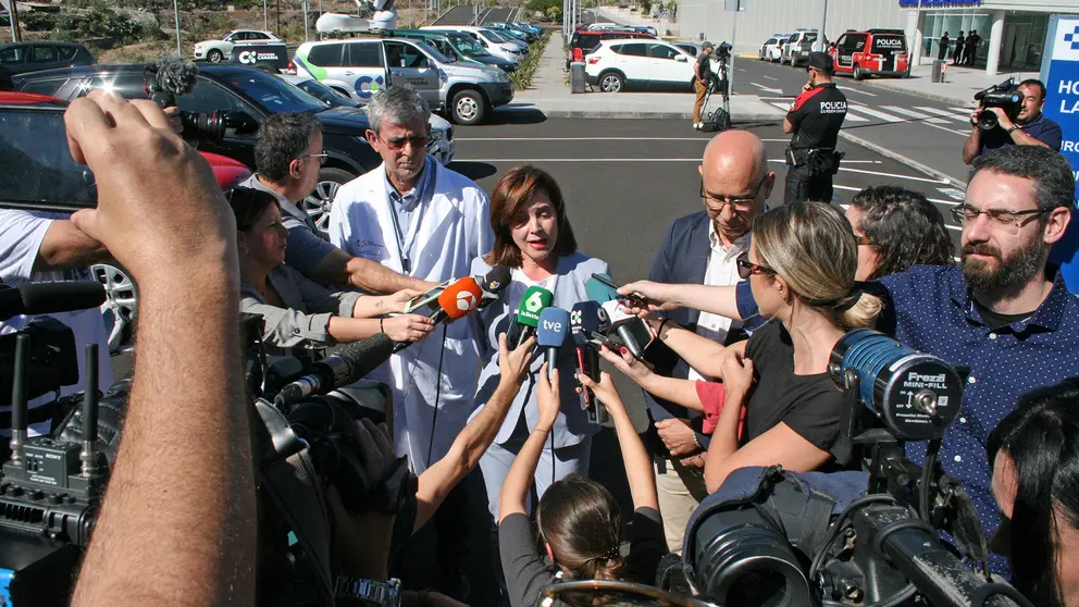 SAN SEBASTI&Aacute;N DE LA GOMERA, 02/02/2020.- La consejera de Sanidad del Gobierno de Canarias, Teresa Cruz, conversa con el Jefe de Servicio de Epidemiolog&iacute;a y Prevenci&oacute;n del Servicio Canario de Salud, Domingo Nu&ntilde;ez (d), y el gerente del Hospital de La Gomera, Manuel Brito, donde permanece ingresa con turista alem&aacute;n que dio positivo en el coronavirus, primer caso en Espa&ntilde;a, junto a otros cuatro turistas alemanes. | Imagen de Acfipress