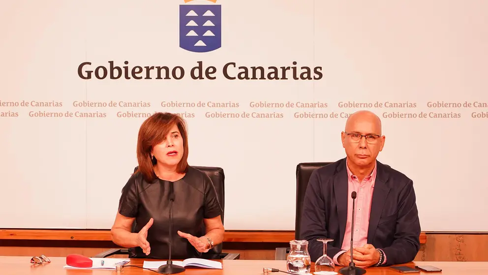 La consejera de Sanidad del Gobierno de Canarias, Teresa Cruz, y el jefe de Epidemiolog&iacute;a del Servicio Canario de Salud, Domingo N&uacute;&ntilde;ez, informaron este lunes de la evoluci&oacute;n favorable del ciudadano alem&aacute;n que dio positivo al coronavirus y que se encuentra ingresado en el Hospital de La Gomera. Imagen Acfipress