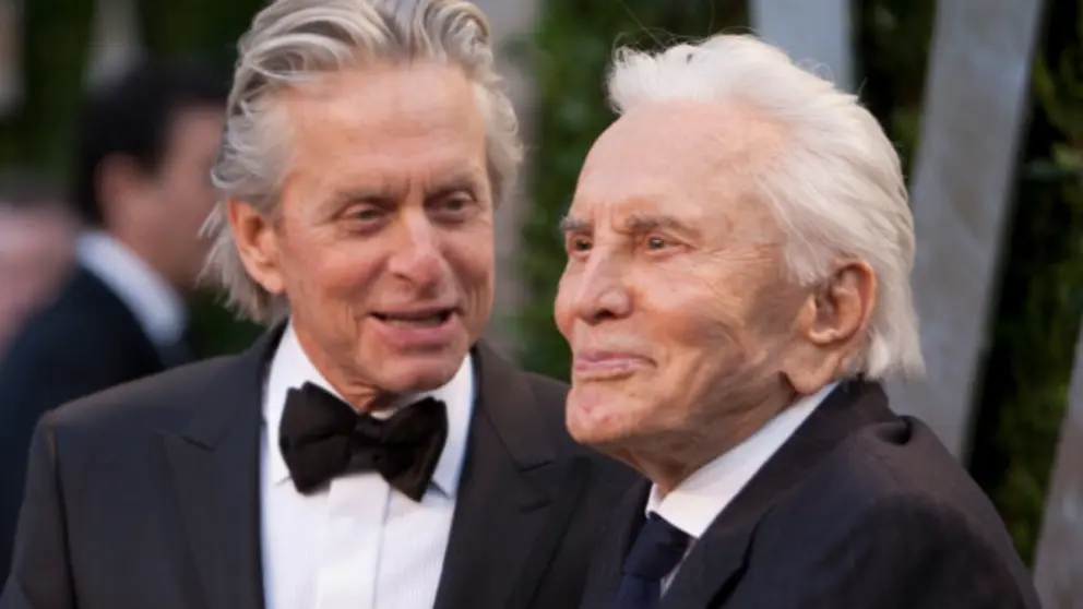 Michael Douglas, junto a su padre, Kirk. AGENCIAS