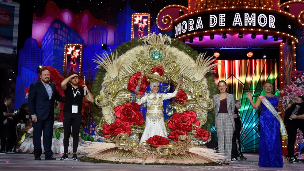 Imagen del momento de la coronaci&oacute;n de la nueva reina de las mayores.