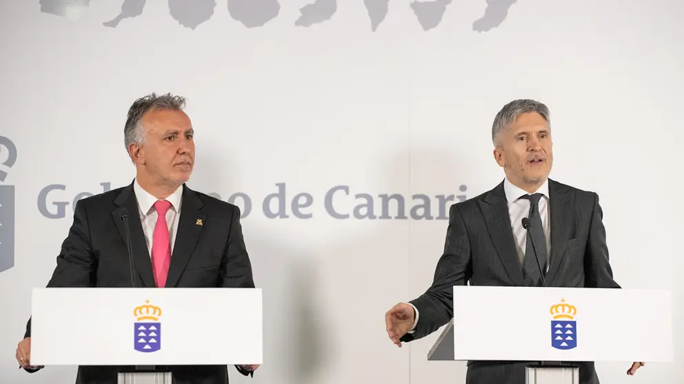 El ministro de Interior, Fernando Grande Marlaska, y el presidente del Gobierno de Canarias, Angel V&iacute;ctor Torres, durante la rueda de prensa conjunta que ofrecieron este jueves en Las Palmas de Gran Canaria