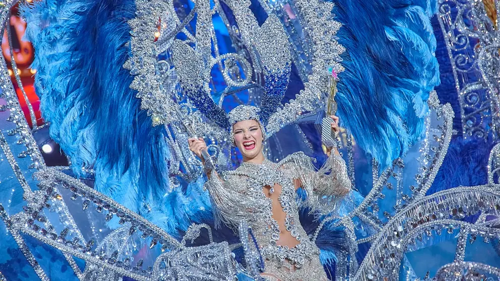 Foto de Sara Cruz Teja, con la fantas&iacute;a &lsquo;Sentir&rsquo; del dise&ntilde;ador Sedomir Rodr&iacute;guez de la Sierra, en representaci&oacute;n de Centro Comercial Alcampo La Laguna, Reina del Carnaval de Santa Cruz de Tenerife 2020.