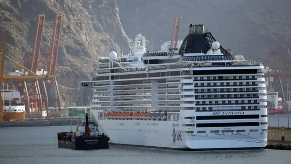 El crucero MSC Fantas&iacute;a, de 637 camarotes y aproximadamente 1300 tripulantes arrib&oacute; este viernes al puerto de Santa Cruz de Tenerife para repostar combustible y continuar hacia su destino dado que por las prohibiciones dads por el Gobierno central para prevenir el coronavirus todos los puertos espa&ntilde;oles est&aacute;n cerrados.