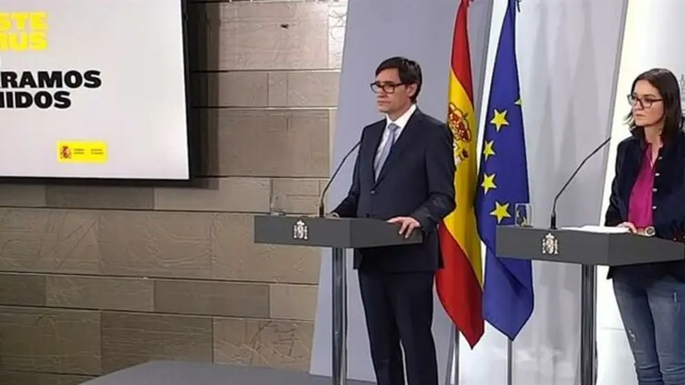 Fotograma tomado de la se&ntilde;al institucional de video de Moncloa del ministro de Sanidad, Salvador Illa, y la ministra de Industria, Comercio y Turismo, Reyes Maroto, durante la rueda de prensa ofrecida hoy en el Palacio de La Moncloa, en Madrid. EFE/Moncloa