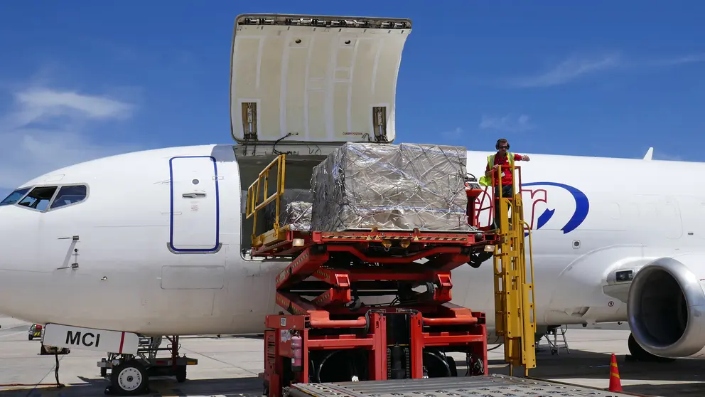 Llega a Gando otro avi&oacute;n fletado por el Gobierno de Canarias con material sanitario para luchar contra el coronavirus