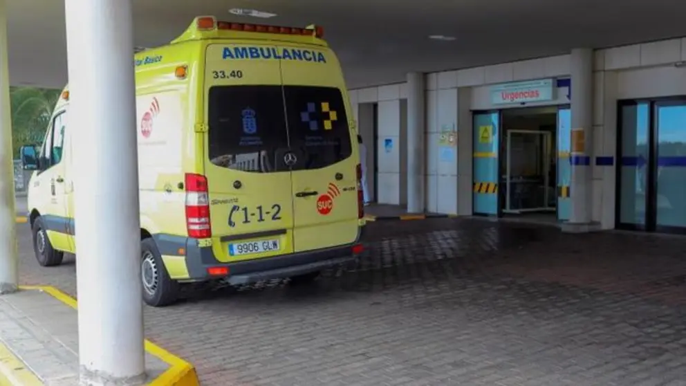 Una ambulancia en la puerta de Urgencias del Hospital Universitario Insular de Gran Canaria. EFE