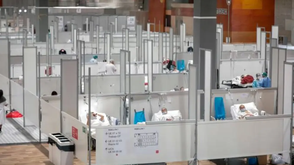 Pacientes en el interior del hospital de campa&ntilde;a montado en Ifema. / Jes&uacute;s Hell&iacute;n -E.P