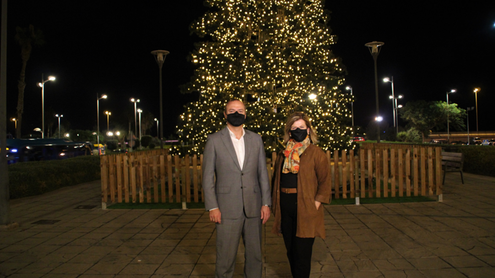 El alcalde de la capital grancanaria, Augusto Hidalgo, y la concejala de Servicios P&uacute;blicos, Inmaculada Medina, supervisan la iluminaci&oacute;n que engalanar&aacute; la ciudad con motivo de las fiestas.