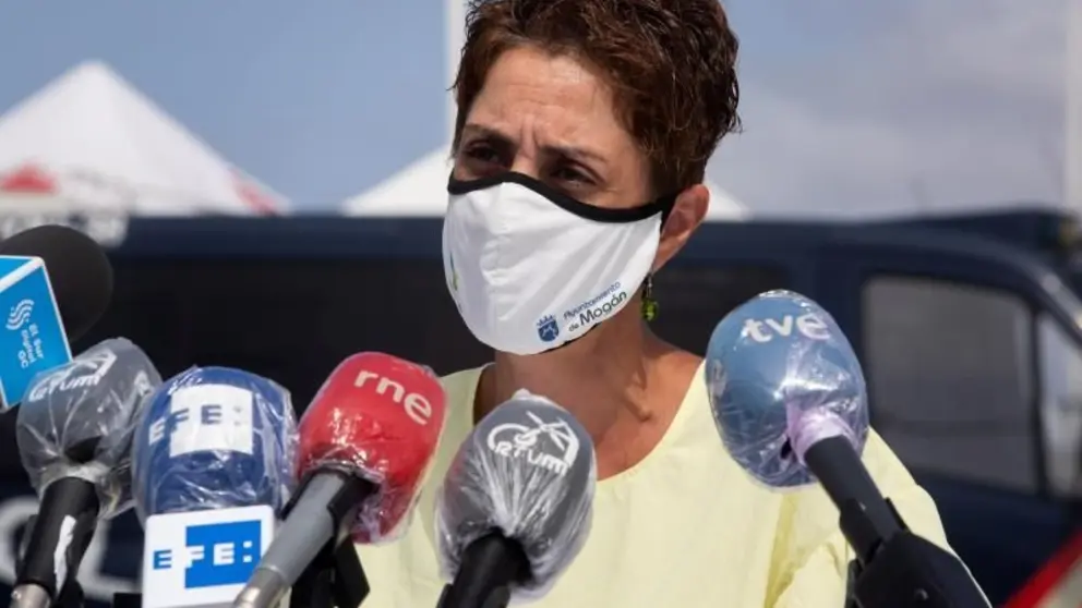 La alcaldesa de Mog&aacute;n (Gran Canaria), Onalia Bueno, habla sobre las repercusiones del flujo de inmigrantes en una rueda de prensa organizada delante del campamento que estuvo habilitado para su acogida en el muelle de Arguinegu&iacute;n de su municipio, en una foto de archivo.